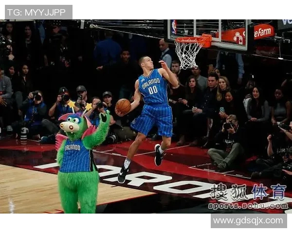 拉文与戈登精彩对决视频回顾绝妙扣篮瞬间不容错过