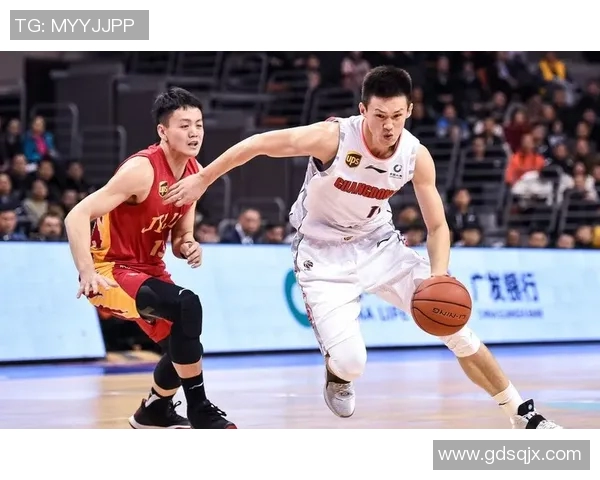 火箭队与马刺队激战正酣11月13日精彩对决引发球迷热议