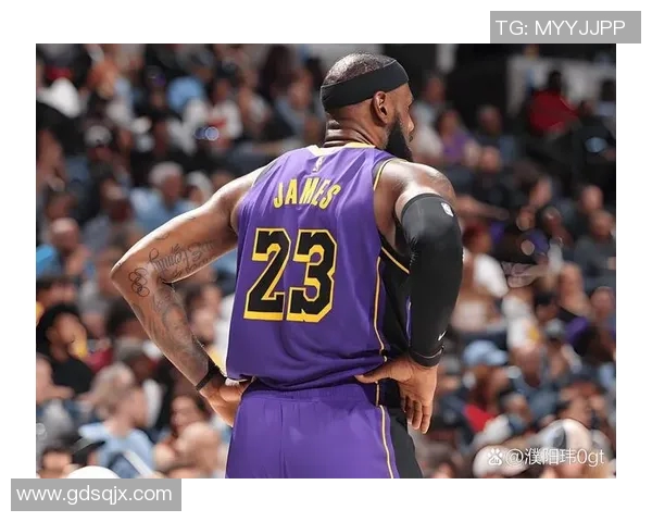 詹姆斯的篮球传奇之路:从天才少年到NBA历史巨星的辉煌历程 詹姆斯的篮球传奇之路:从天才少年到NBA历史巨星的辉煌历程