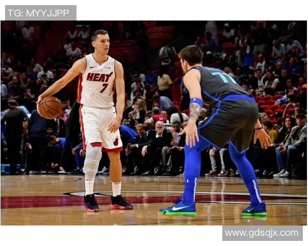 黄蜂与热火第四场激战回顾球员表现与战术分析全景呈现 黄蜂与热火第四场激战回顾球员表现与战术分析全景呈现