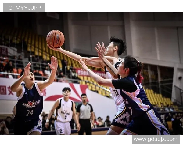 梦想篮球队与火花的激烈对决展现青春热血与团队精神的完美结合