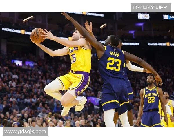 火花与狂热的对决究竟是一场怎样的比赛揭秘两队的激烈竞争与精彩瞬间