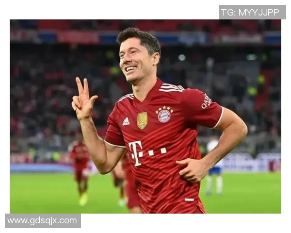 莱万回归安联球场遭拜仁球迷嘘声四起引发热议与争议